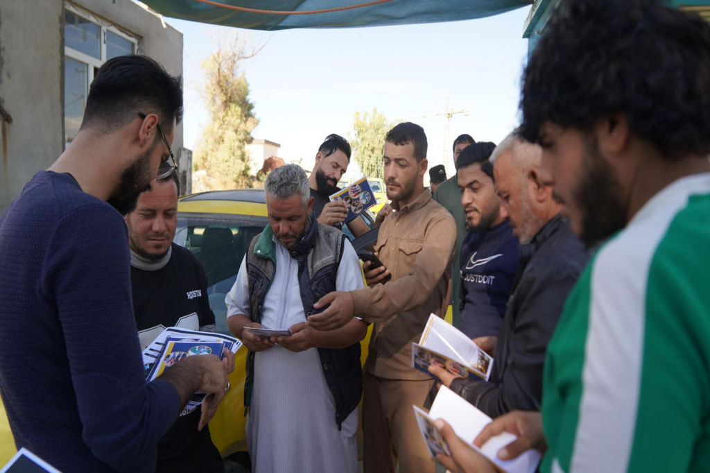 فريق تلعفر لبناء السلام يوزع مجلات تعزز التماسك المجتمعي والسلام في القضاء