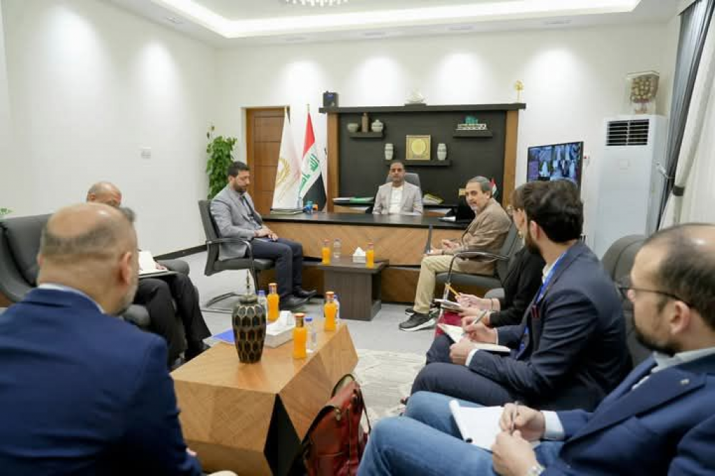 رئيس اللجنة الفرعية في البصرة يلتقي وفداً من المنظمة الدولية للهجرة لبحث سبل التعاون المشترك لتعزيز المشاريع التنموية ومكافحة التطرف العنيف