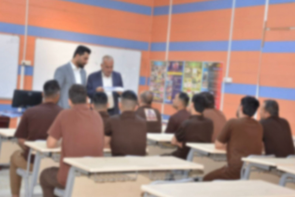 اللجنة الفرعية لمكافحة التطرف العنيف في دائرة الإصلاح العراقية تقيم محاضرة توعوية قانونية للنزلاء في سجن البصرة المركزي