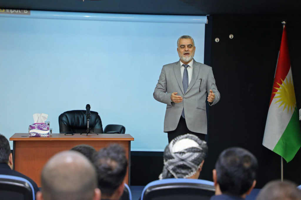 عضو اللجنة الوطنية يُلقي محاضرة توعوية للنزلاء في السجن الكبير بأربيل حول مخاطر الأفكار المنحرفة على السلم المجتمعي