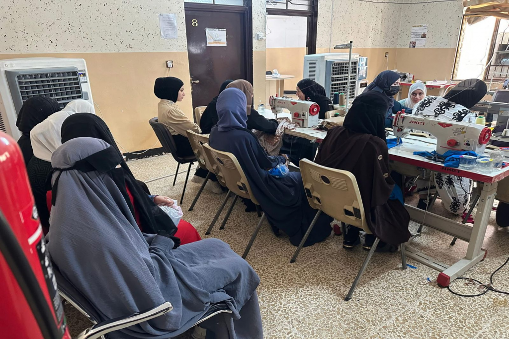 بناءً على الشراكة بين اللجنة الوطنية لمكافحة التطرف العنيف و (GCERF).. مركز إبتسامة للدعم النفسي ينظّم دورة تدريبية للنساء العائدات من مخيمات النزوح حول فن الخياطة
