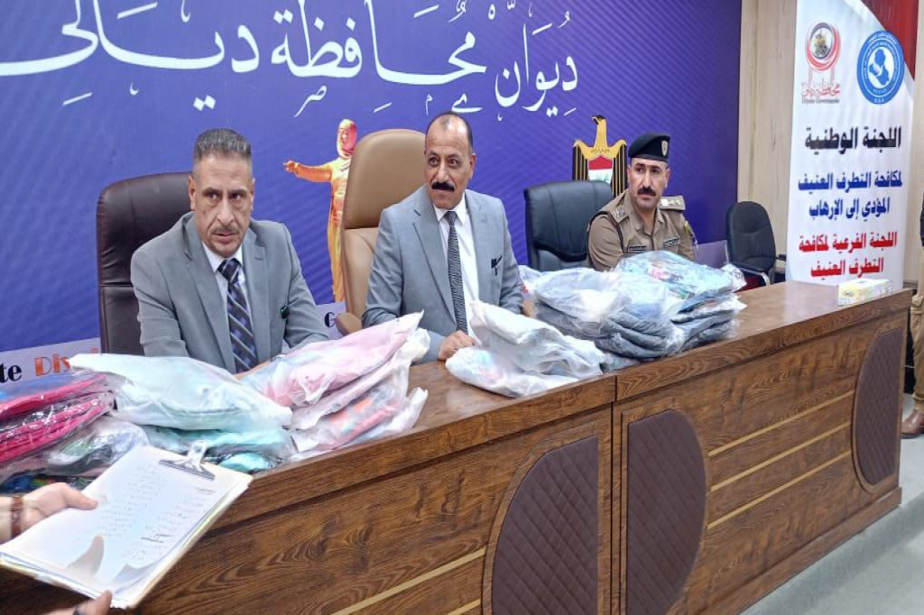 دعمًا للعملية التربوية.. اللجنة الفرعية لمكافحة التطرف العنيف في ديالى تكرم العوائل المتعففة والأيتام بتوزيع المستلزمات المدرسية