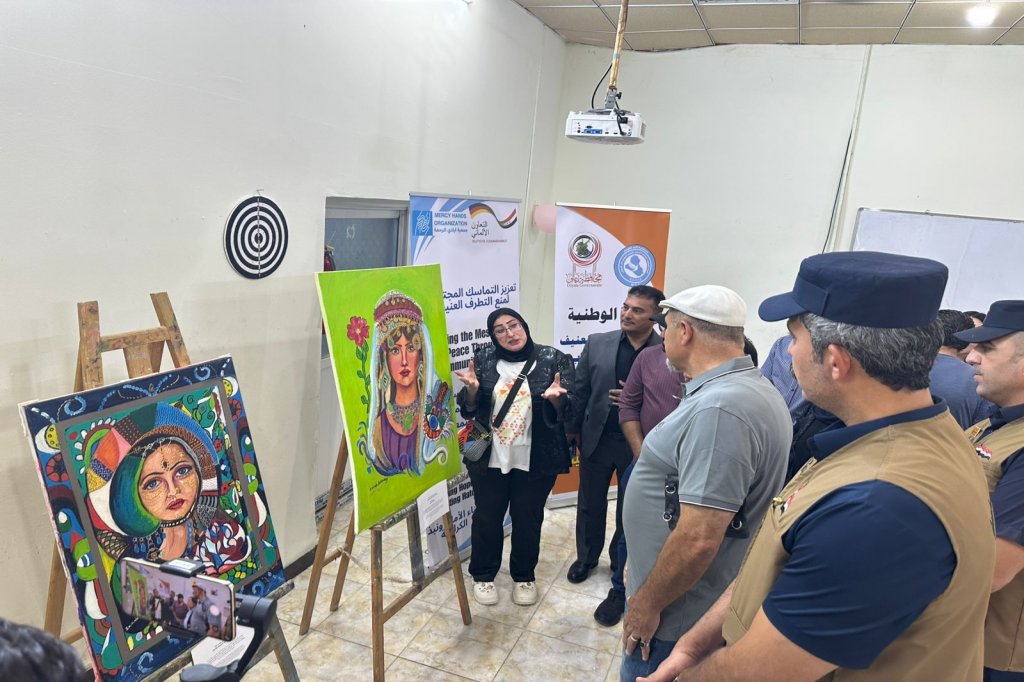 بالتعاون مع اللجنة الفرعية في ديالى.. منظمة أيادي الرحمة تقيم معرضًا فنيًا في قضاء خانقين يجسد التماسك المجتمعي بين أبناء الوطن الواحد