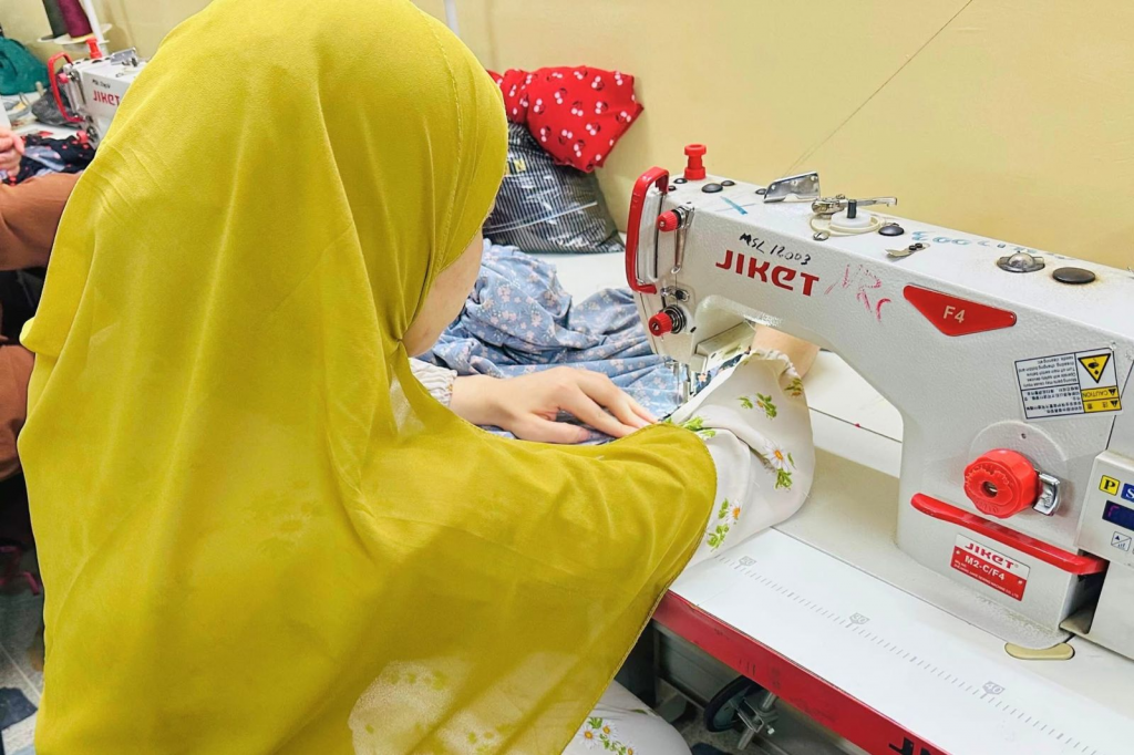 بناءً على الشراكة بين اللجنة الوطنية لمكافحة التطرف العنيف و (GCERF).. المؤسسة العراقية للتنمية تقيم ورشتين تدريبيتين للنساء العائدات من مخيمات النزوح في نينوى لتعليم فن التفصيل والخياطة 