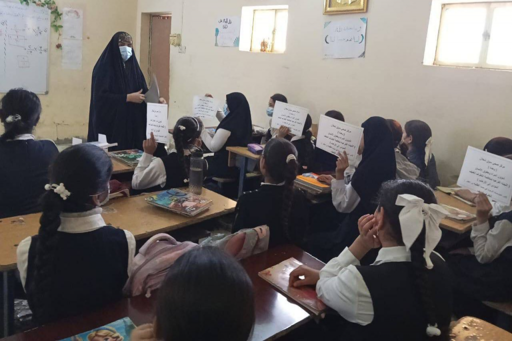 اللجنة الفرعية في النجف الأشرف تقيم محاضرة توعوية للملاكات التدريسية والطلبة حول مخاطر الفكر المتطرف على الشباب