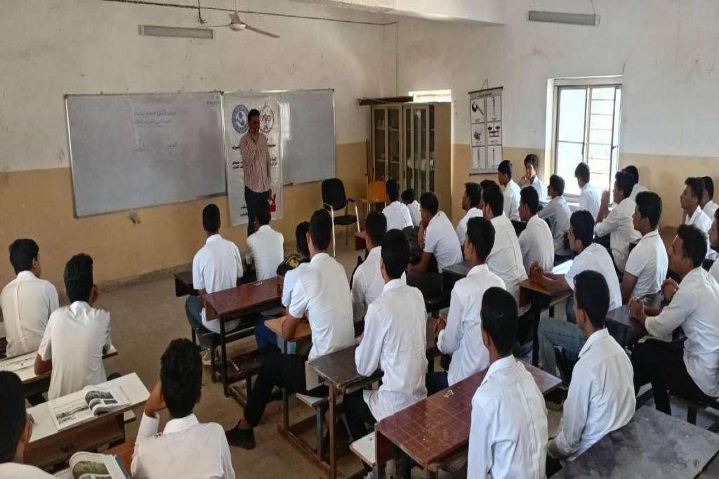 اللجنة الفرعية في النجف الأشرف تقيم محاضرة توعوية لطلبة المدارس حول مخاطر الأفكار المتطرفة والسلوكيات المنحرفة على الشباب