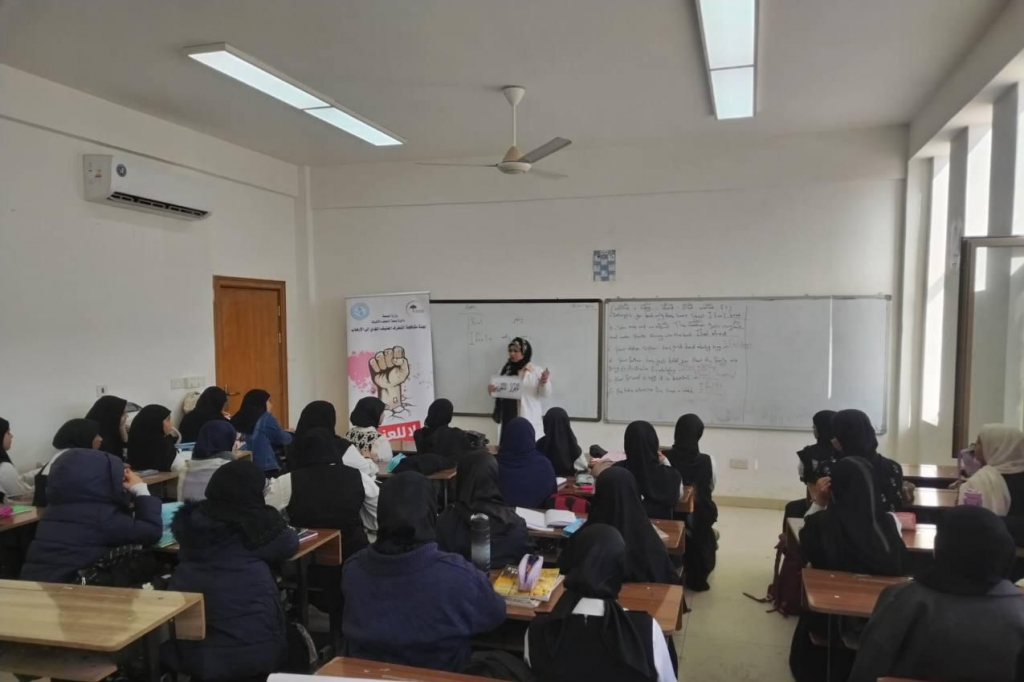 اللجنة الفرعية في النجف الأشرف تقيم محاضرة توعوية لطالبات المدارس حول مخاطر السلوكيات المنحرفة والابتزاز الإلكتروني على الفرد 