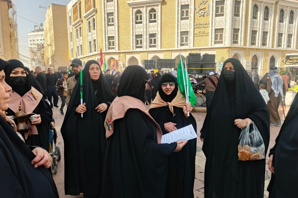 بالتعاون مع اللجنة الفرعية في النجف الأشرف.. الشرطة المجتمعية تنفّذ حملة توعوية للزائرين تزامنًا مع إحياء ذكرى إستشهاد الزهراء (عليها السلام)  