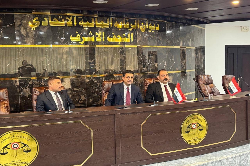 اللجنة الفرعية في ديوان الرقابة المالية تقيم ندوة تثقيفية لموظفي دائرة تدقيق المنطقة السادسة في النجف الأشرف حول العلاقة بين التطرف العنيف والابتزاز الإلكتروني وغسل الأموال