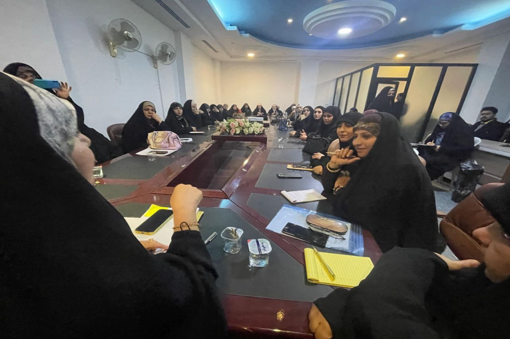 قسم شؤون المرأة في ديوان محافظة النجف الأشرف يعقد اجتماعا توعويا حول مخاطر التطرف العنيف