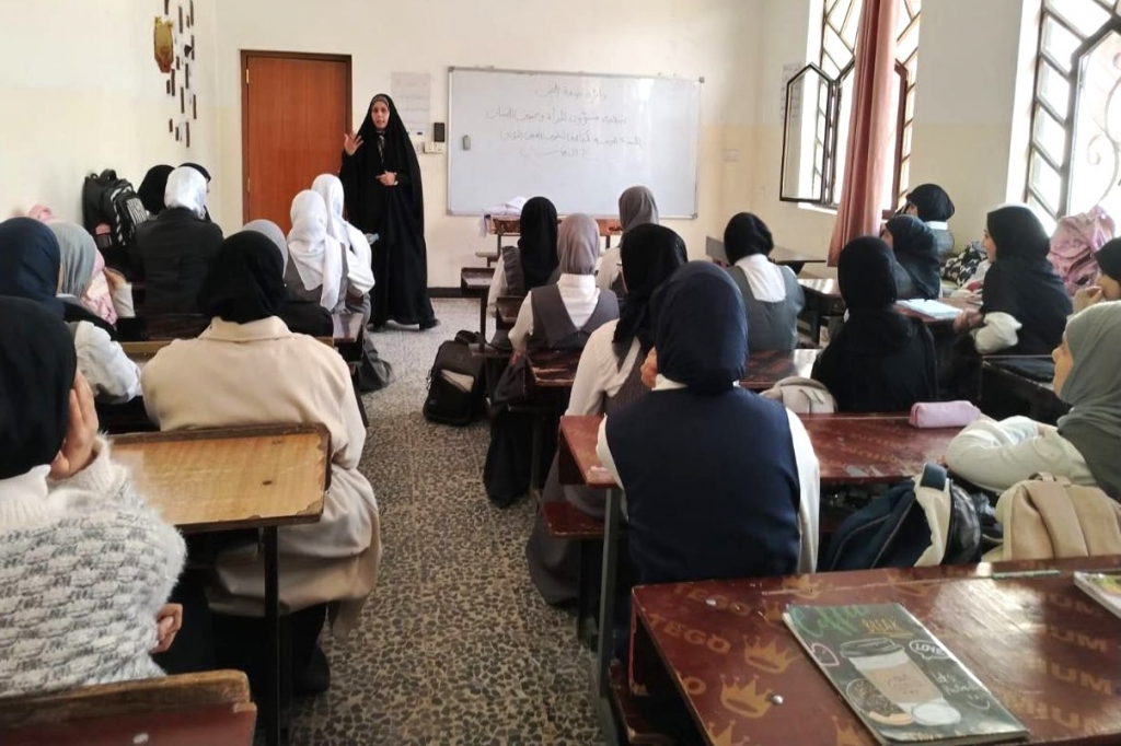 دائرة صحة النجف الأشرف تنظّم ورشة توعوية حول الوقاية من التطرف العنيف في متوسطة مضر الجنابي للبنات