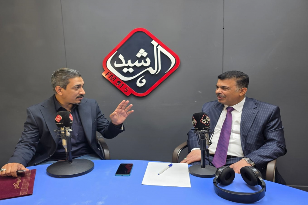 نائب رئيس اللجنة الفرعية في البصرة يستعرض جهود مكافحة التطرف عبر إذاعة الرشيد