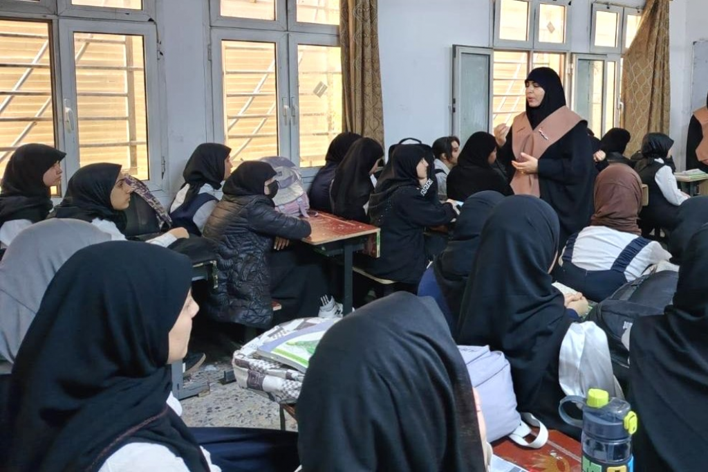 اللجنة الفرعية في النجف الأشرف تعزز الوعي التربوي لدى الطالبات وتواجه الظواهر السلبية