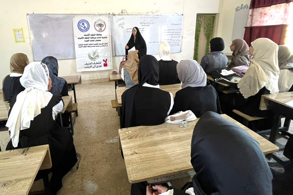 اللجنة الفرعية في محافظة النجف الأشرف تشارك في محاضرة توعوية حول دور المرأة في مكافحة التطرف العنيف
