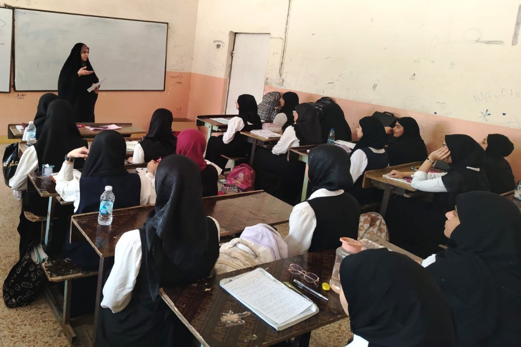 اللجنة الفرعية في محافظة النجف تنفذ محاضرة توعوية لطالبات إعدادية الزاكيات حول مخاطر التطرف