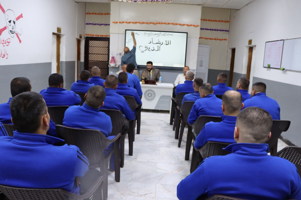 اللجنة الفرعية في محافظة صلاح الدين تنفذ مبادرة لدعم مركز التأهيل بكتب توعوية وثقافية