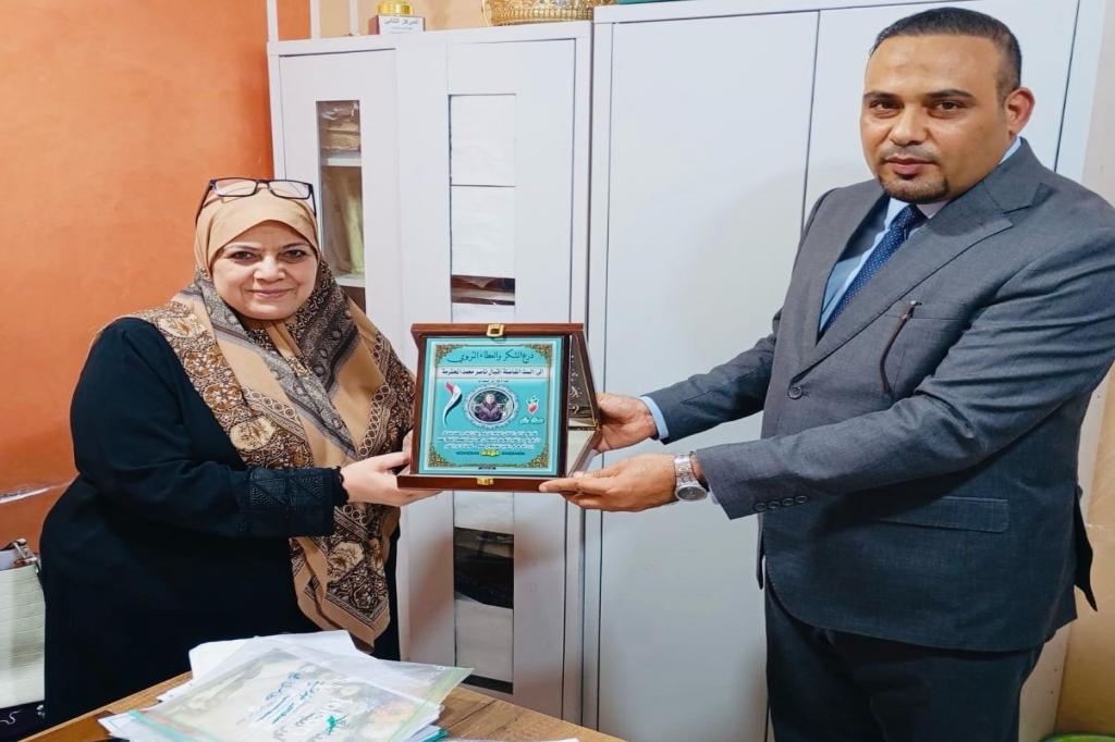 اللجنة الفرعية في محافظة ذي قار تكرّم مديرة ثانوية أور تقديراً لجهودها التوعوية
