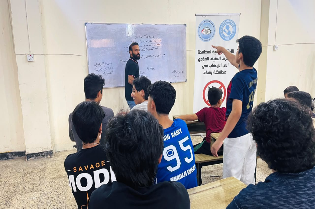 اللجنة الفرعية في محافظة بغداد تقيم محاضرة توعوية عن التطرف من منظور علمي